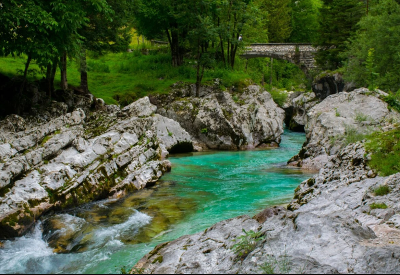 Rijeka teče kroz tri zemlje i u svakoj od njih mijenja svoje ime: Mislilo se da iz nje nastaje Jadransko more